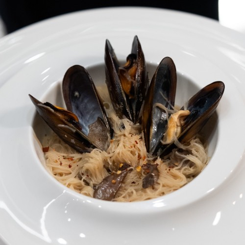 SPAGHETTI DI SOIA CON COZZE, FUNGHI E PEPERONCINO